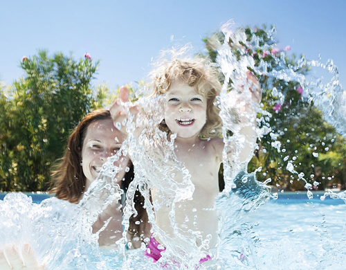 Illustration de jeux dans une piscine Maman et son enfant qui joue dans une piscine