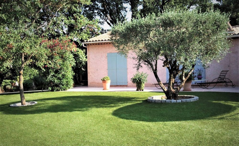 gazon synthétique dans le jardin d'une maison proche de Toulouse