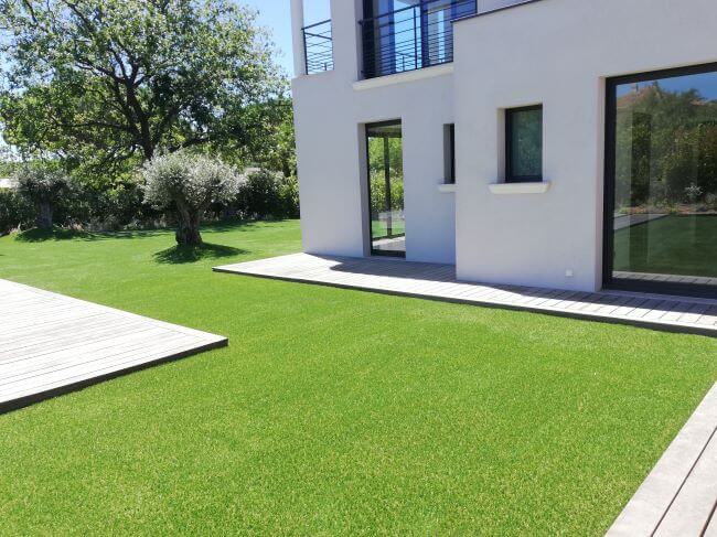 gazon court installé sur une grande surface pour créer un jardin à l'aspect entretenu