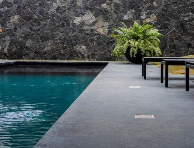 Un bassin de couleur sombre chauffe guère plus qu'une piscine de couleur claire
