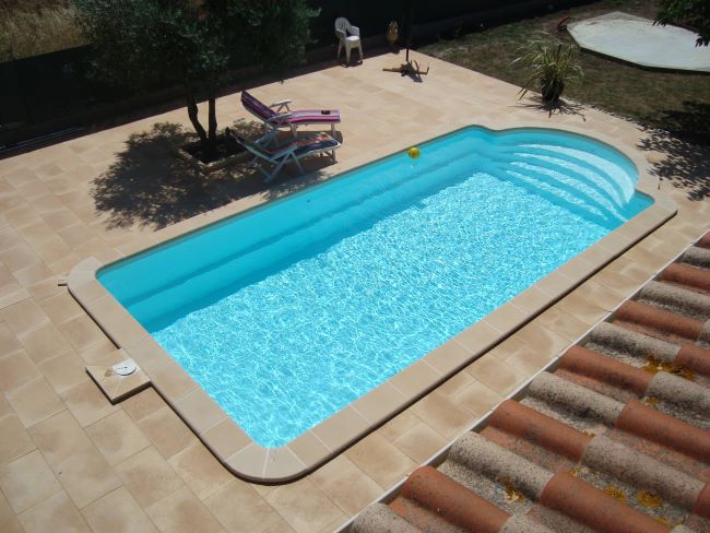 piscine coque polyester sur terrain plat