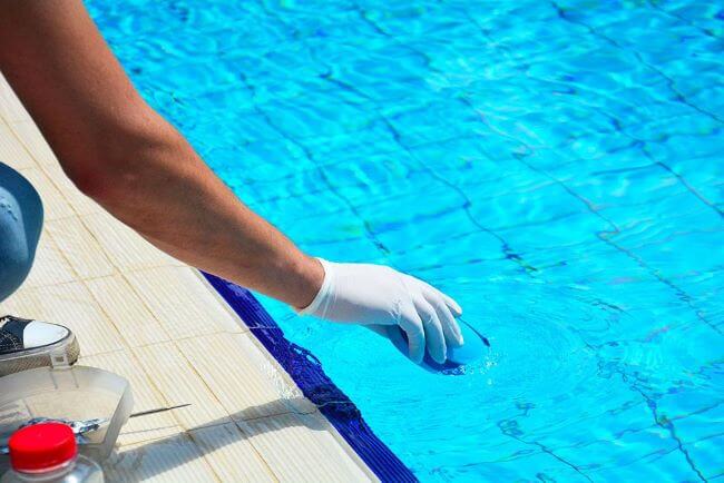 contrôler l'équilibre de son eau de piscine en effectuant des prélèvements