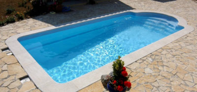 Réalisation avec notre piscine coque Acapulco