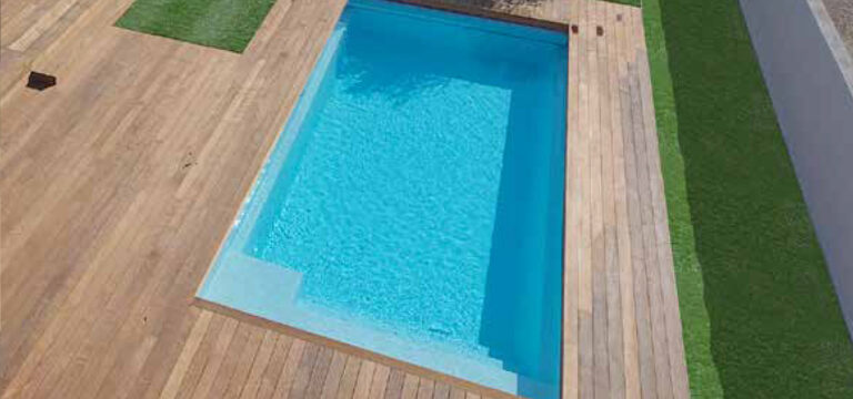 Réalisation avec notre piscine coque Sherry Lounge