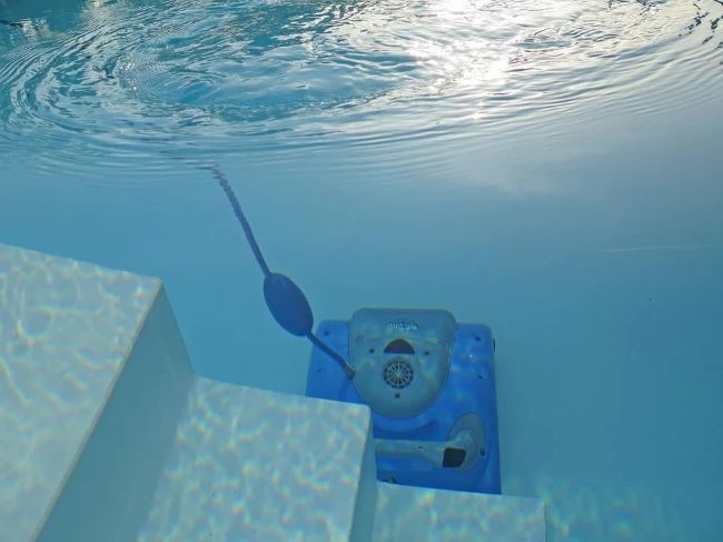 entretien de sa piscine à l'aide d'un robot piscine