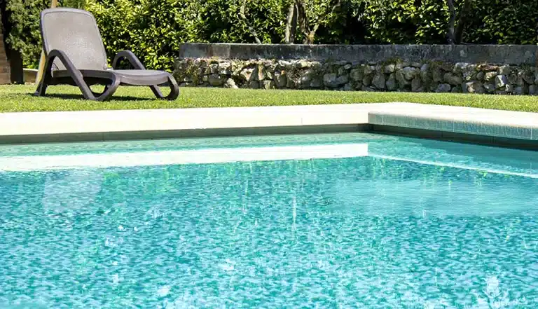 Piscine au chlore ou piscine au sel ? Le guide 2025