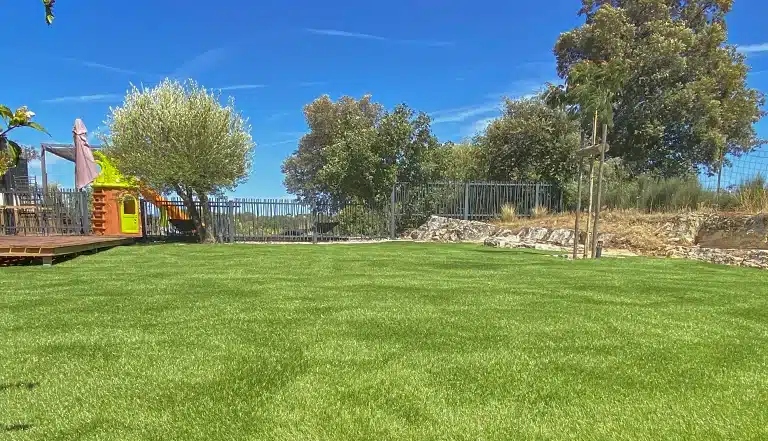 Gazon synthétique en plein soleil