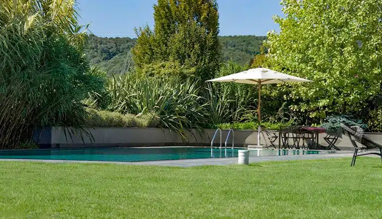 Gazon artificiel autour d'un piscine